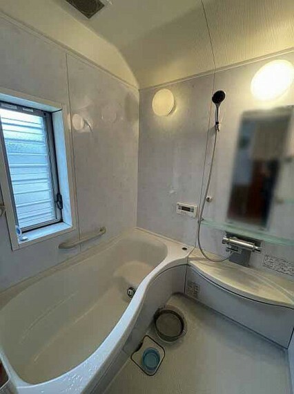 浴室 換気もでき自然光が入る窓のついた明るい浴室です。