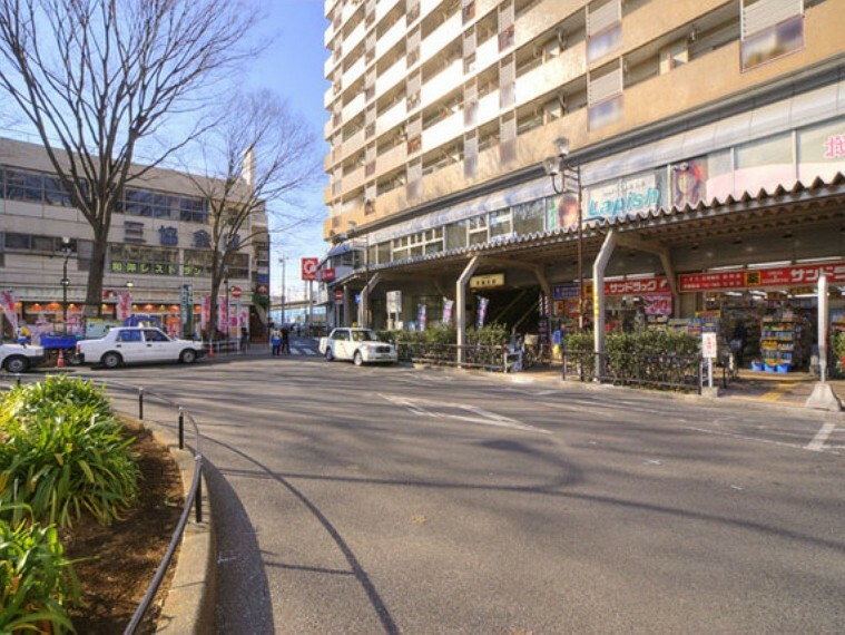 駅前から五香駅あたりまで続く「さくら通り」は日本の道百選に、「けやき通り」は新・日本街路樹百景に選ばれています。桜の季節だけでなく、四季折々の移り変わりを毎日楽しみながらご利用いただける自然豊かな駅。