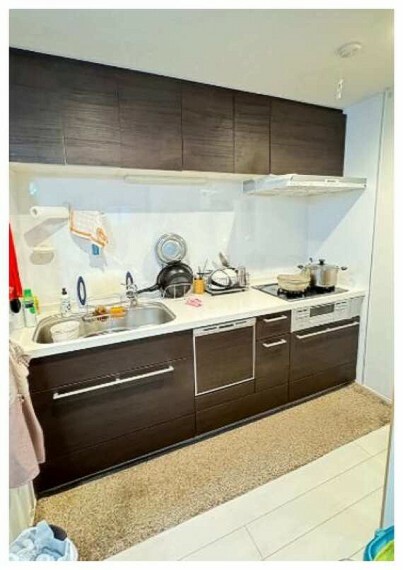 キッチン 【キッチン】収納力のあるシステムキッチン。LDを見渡すことが出来るので、ご家族の様子を眺めながら、調理することが出来る空間になっております！