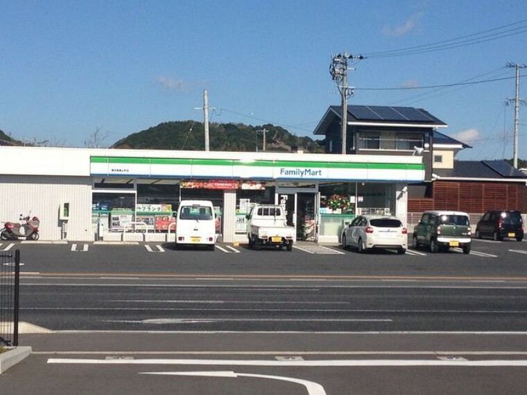 コンビニ ファミリーマート鹿児島春山町店【ファミリーマート鹿児島春山町店】飲食品、日用品を取扱うコンビニエンスストアー