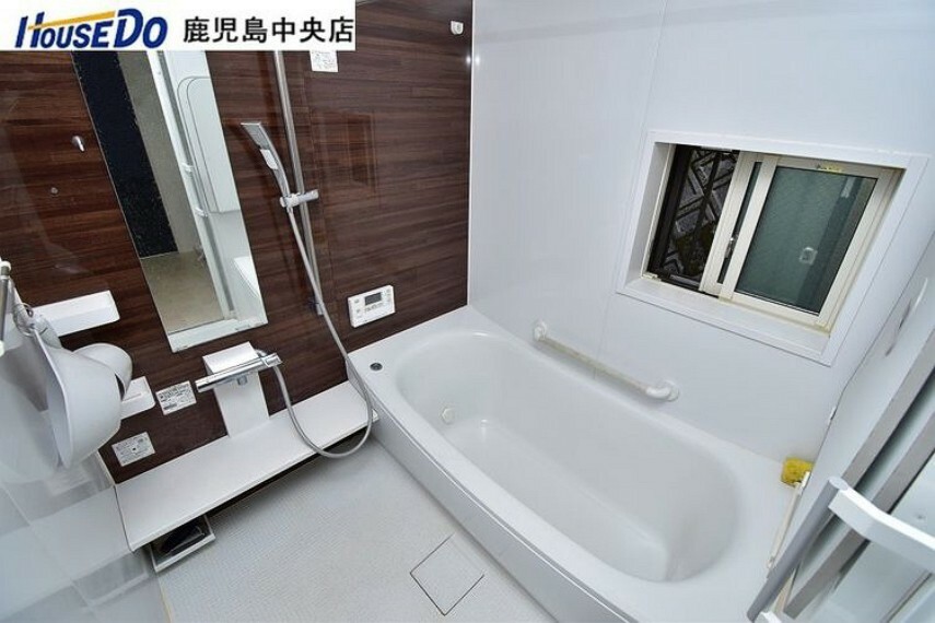【浴室】浴室暖房乾燥機付きの浴室です！小窓付きで自然換気もでき、湿気がこもらず衛生的です