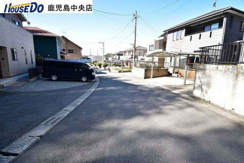 現況写真 【前面道路】西向きの前面道路です！分譲地内の道路で交通量の少ない落ち着いた環境です