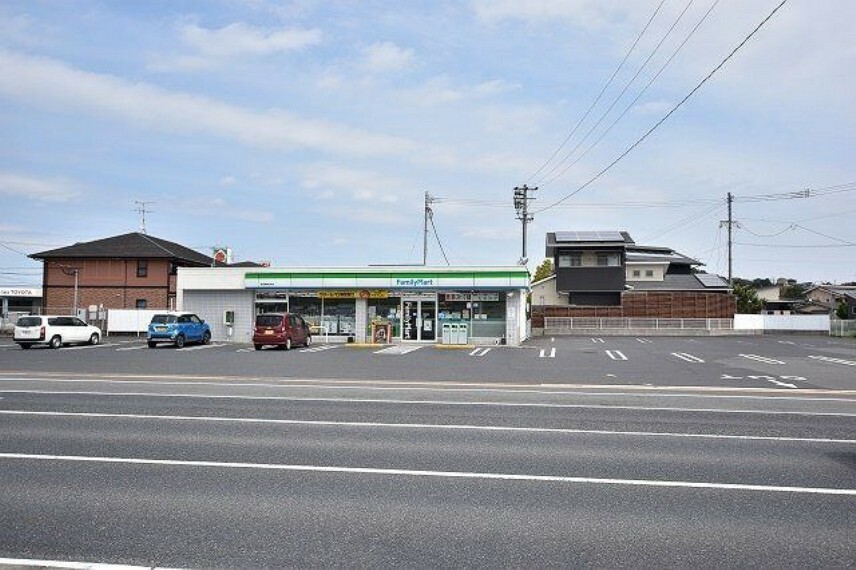 コンビニ ファミリーマート春山町店【ファミリーマート春山町店】鹿児島市春山町にあるコンビニです。サービス・設備　駐車場、鹿児島銀行ATM、Famiポート、コピー・FAX、Wi-Fi、たばこ、お酒