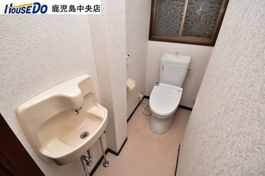 トイレ 【1階トイレ】温水洗浄便座機能付きトイレです！手洗い器付き