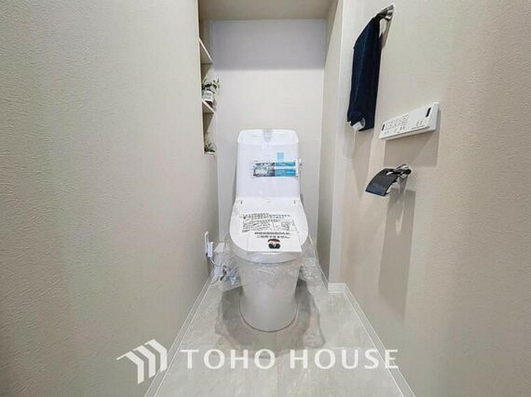 「温水洗浄便座付きトイレ」収納スペースが完備されているトイレは、清潔感のあるホワイトで統一しました。いつも清潔な空間であって頂けるよう配慮された造りです。