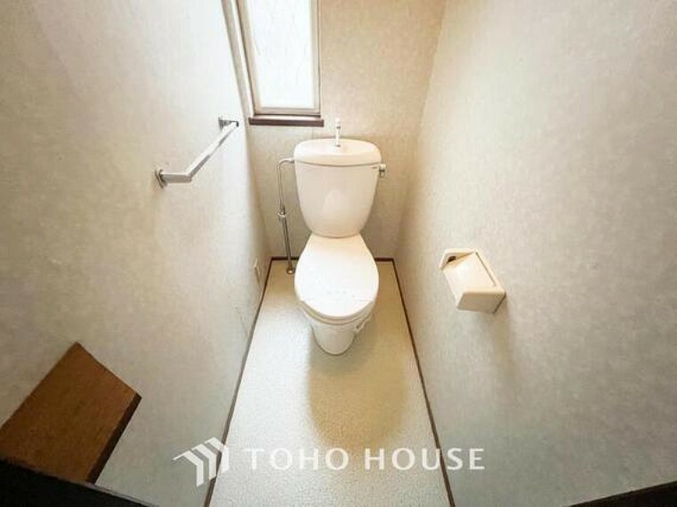 トイレ シンプルに清潔感のあるホワイト色。収納が付いて実用性も兼ね備えた造り。いつも清潔な空間であって頂けるよう配慮しました。