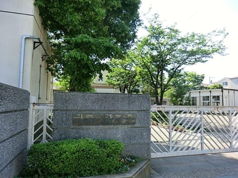 中学校 川崎市立日吉中学校 校名には現在では横浜市の地名である「日吉」の名が付くが、所在地は川崎市幸区北加瀬であり、横浜市の立地ではない。