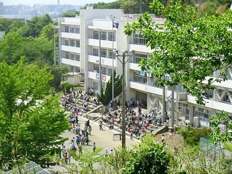 鎌倉市立深沢中学校 「健康と知性、真理と平和」を教育理念に掲げています。（約1,324m）