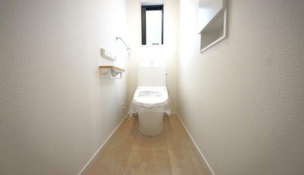 トイレ 《トイレ》　■窓のあるトイレは明るい空間で清潔感があります。