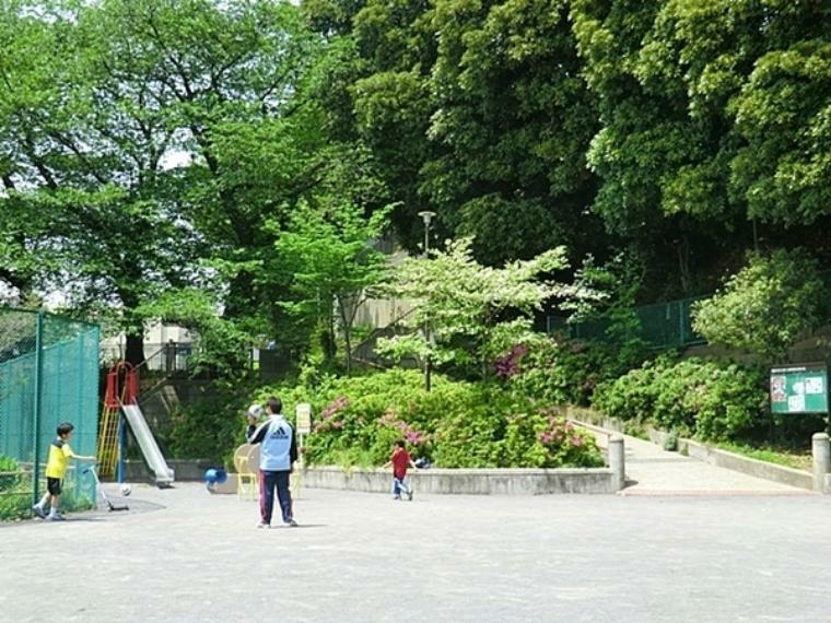 栗田谷公園 住宅街の比較的広めな公園です。公園の設備には水飲み・手洗い場があります。