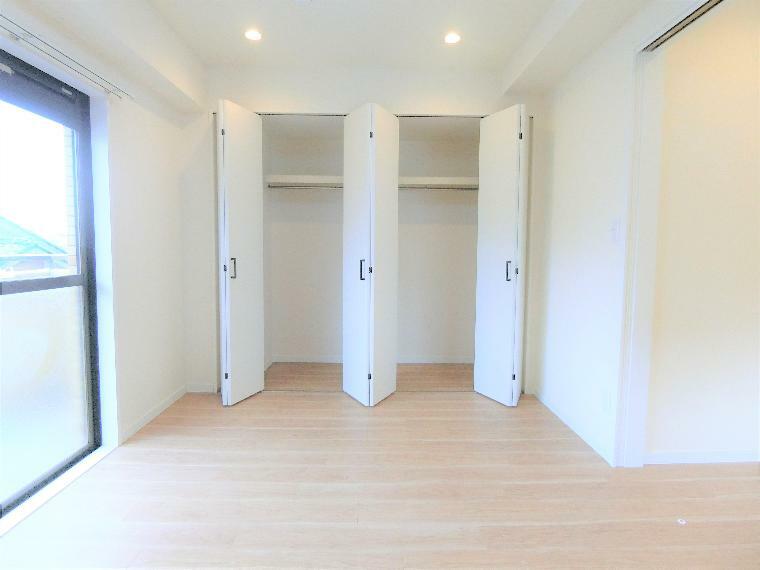 洋室1　収納　扉は可動式のため左右にまとめることが可能です。