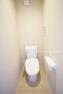 トイレ B棟:白を基調とした、清潔感のある水廻りです。（2024年03月撮影）