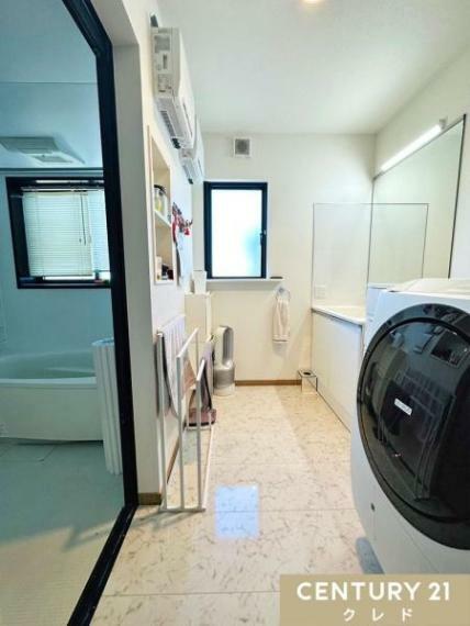 洗面化粧台 ドラム式の洗濯機を配置しても十分なスペースを確保した設計となっております。