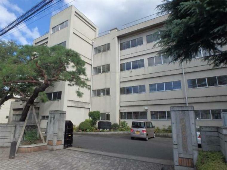 中学校 川越市立霞ケ関中学校 【設立】昭和22年 【生徒数】357名 【教育目標】自主の誇りをもち、未来を拓く力をもった生徒の育成