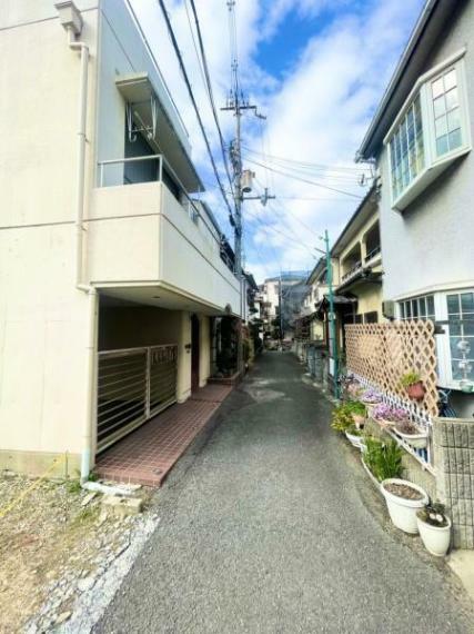 【前面道路】戸建の並ぶ過ごしやすい閑静な住宅地になります。