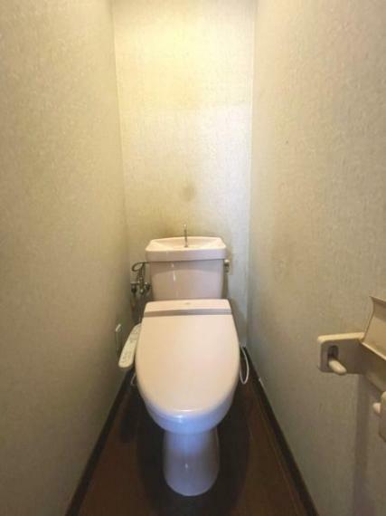 【トイレ】清潔感のあるトイレです。温水洗浄便座です。