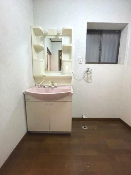 【洗面所・洗濯機置き場】<BR/>ゆったりした広さのある洗面室です。