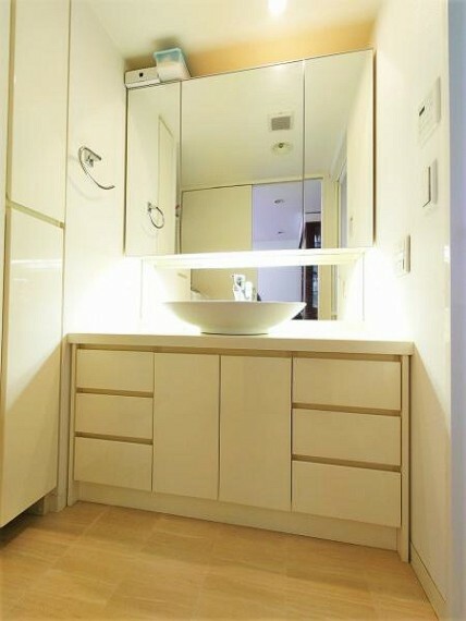 洗面化粧台 三面鏡で、収納スペース豊富で、使いやすい洗面台です！