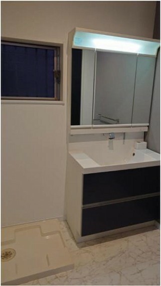 洗面化粧台 三面鏡で、収納スペース豊富で、使いやすい洗面台です。