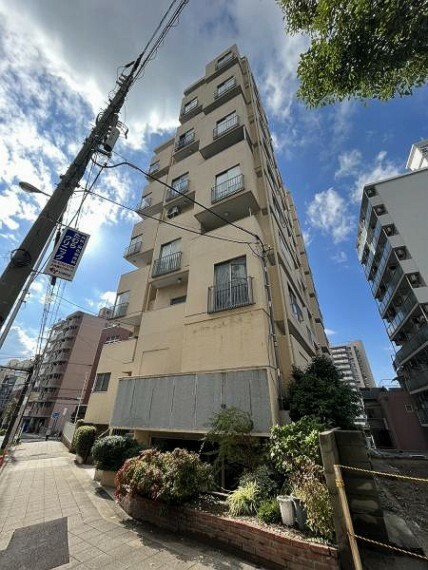 外観・現況 大阪メトロ堺筋線「天神橋筋六丁目」駅徒歩9分に立地のマンションです。
