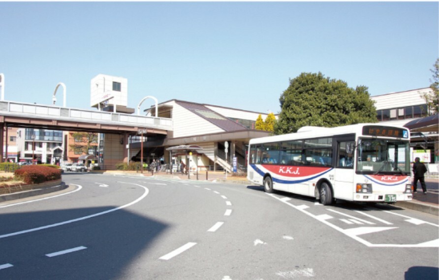 現地から490m～500m。　JR高崎線「桶川」駅　特急「スワローあかぎ」や、湘南新宿ライン・上野東京ラインが停車する、都心へのアクセスに便利な駅です。