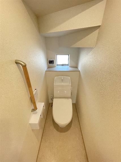 トイレ 階段下を有効活用、十分な広さのトイレです。