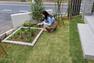 庭 【ポタジェ】  庭の一角に野菜やお花、ハーブなどを育てられる家庭菜園スペースを設けました。子どもたちと一緒に収穫を体験することで、食育にも役立てることができます。/現地外観（2024年4月撮影）