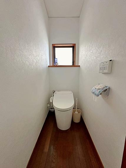 トイレ 窓があり自然の風や日差しで気持ちの良い開放感のあるトイレ
