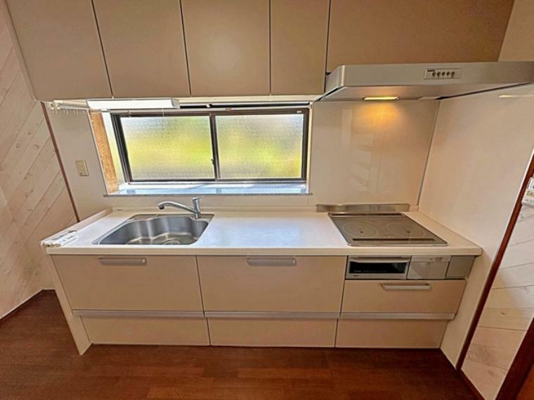キッチン 出窓付きで明るく換気もバッチリ  お皿や調理器具をたくさんしまっておける収納がたっぷりのキッチン。