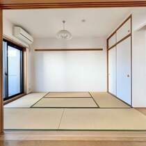 和室には小さいながらも床の間もある上質な雰囲気を大切にした空間。来客時の客間としての利用にも。