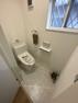 トイレ 1階　トイレ　換気扇、窓、タオル掛け、温水暖房便座付きのトイレです