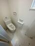 トイレ 2階　トイレ収納　換気扇、窓、タオル掛け、温水暖房便座付きのトイレです