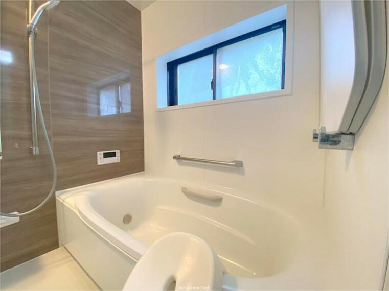 浴室 ゆったりくつろげる浴室。大きなまどがあり換気もしやすくお掃除の際も快適