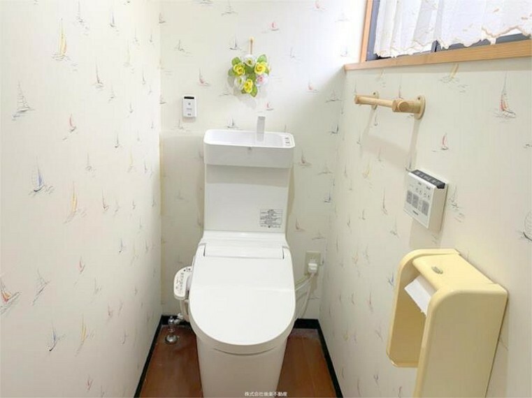 トイレ 2Fトイレ。まどがあり換気もしやすいです。
