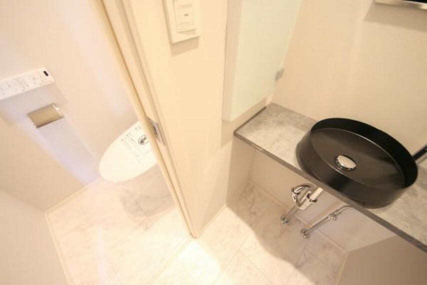 トイレ ■2階のトイレ、手洗い洗面台付きです。