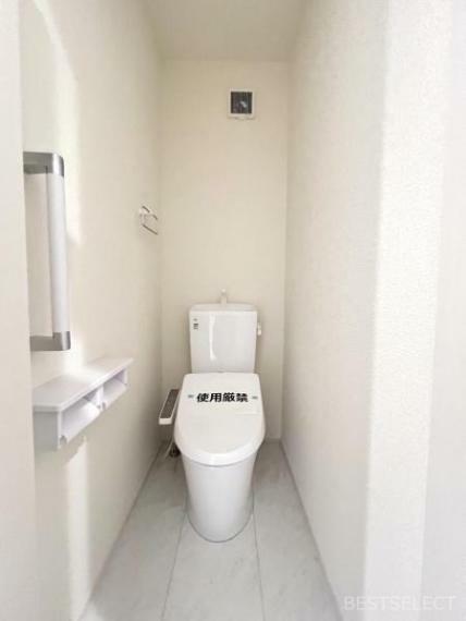 トイレ いつも快適・清潔な温水洗浄機能付トイレ。安全性に配慮して手摺が標準装備されています。
