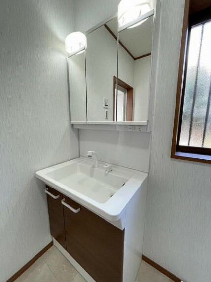 洗面化粧台 鏡面裏が収納となっており小物もすっきりと収納できる洗面台