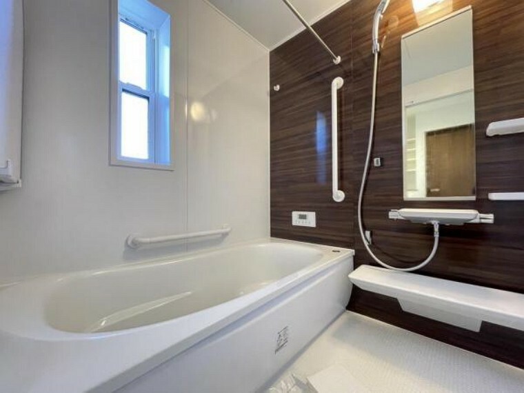 浴室 手すりで立ち上がりをサポート！窓のある癒しの空間です＾＾
