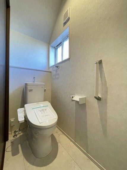 トイレ 手すりで立ち上がりをサポート！採光窓は換気にもなって清潔な空間を保てます＾＾