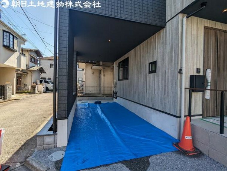 駐車場 駐車スペースは雨の日でも安心の屋根付きです