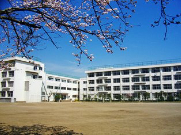 中学校 南小泉中学校　徒歩2分（108m）