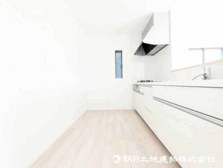 キッチン ＜キッチン＞冷蔵庫や食器棚を置いても広い作業スペースがあります。