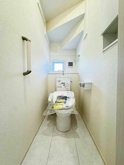 トイレ 1階トイレは、洗浄機能・脱臭機能を完備、開口窓も設け清潔な室内を演出することが可能です。