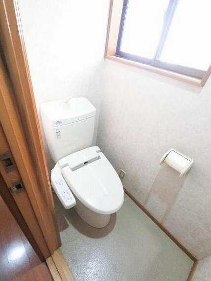 トイレ 開口窓も設け清潔な室内を演出することが可能です。