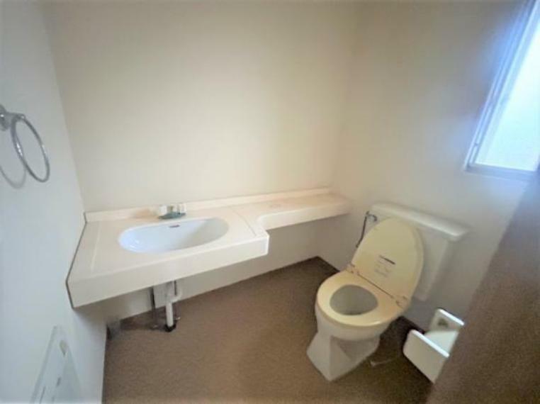 トイレ 【リフォーム中】トイレ写真です。2階にもトイレがございます。新品のトイレに交換予定です。