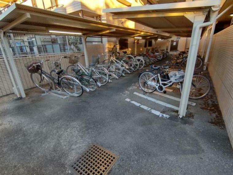 マンション敷地内に自転車置き場、バイク置き場がございます。自転車は200円/月、バイクは500円/月。