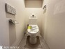 トイレ トイレ・シャワー洗浄機能付のトイレは、清潔感が印象的な空間ですね。・リモコンは壁掛けタイプで、お手入れもしやすいですね。