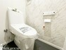 トイレ トイレ・新規交換済のシャワー洗浄機能付のトイレ・清潔感が印象的な空間です・リモコンは壁掛けタイプでお手入れもしやすい設備です
