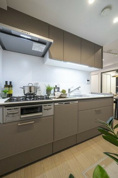 キッチン 収納豊富な壁付けシステムキッチンです。油はね汚れも拭き取りやすく、家事時短に便利な食洗器を搭載しています。
