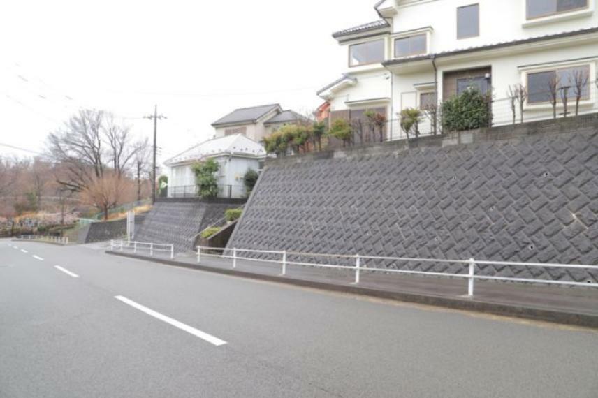 現況写真 住宅用の土地では前面道路に2m以上接していなければならないと法律で定められています。しかし、お持ちの車のサイズやライフスタイルなどにより、2mでは利便が悪い場合もございますので、事前に確認しましょう。